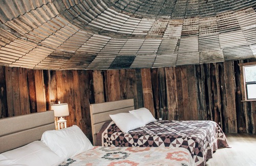 Tebbetts Cabin | Rustic Grain Bin Lodge with WiFi and AC in Loose Creek, MO