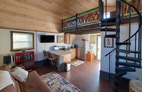 Hendersonville Apartment | Rustic Hendersonville Farm Studio w/Private Deck