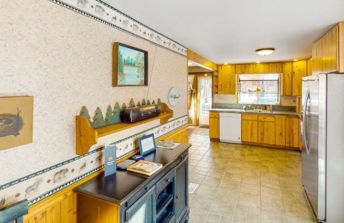Cripple Creek House | Rustic home with mountain views, wood-burning stove, basketball court, & patio