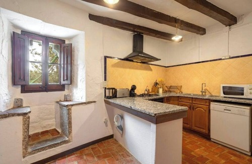 Pins House | Rustic house in a private estate in Vilopriu. Pool