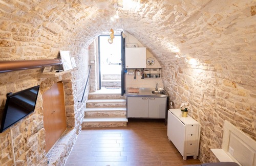 Giovinazzo Apartment | Rustic in White Stone