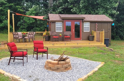 Landrum Cabin | Rustic King Guesthouse with Firepit and Panoramic Mountain Views
