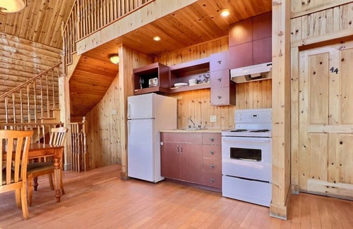 Saint-Paul-de-Montminy Ski Chalet | Rustic log cabin on the mountainside