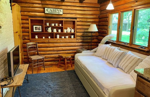 Brookfield Cabin | Rustic Lakefront Cabin in Heart of Massachusetts near Antiquing and Breweries