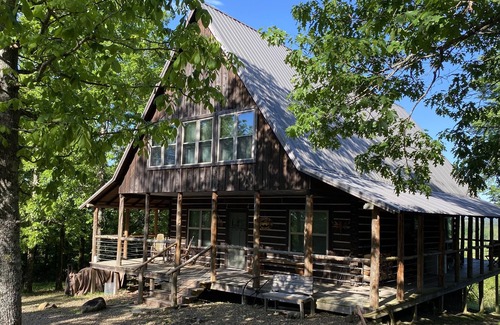 Gillham Cabin | Rustic log cabin in the hills of Arkansas!
