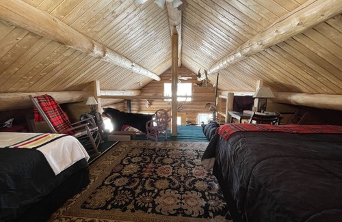 Dubois Cabin | Rustic Log Cabin * Next to National Forest * Near Yellowstone