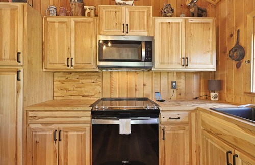 Mammoth Creek Cabin | Rustic Log Cabin | Pet-Friendly, Walk to Lake, Sleeps 6