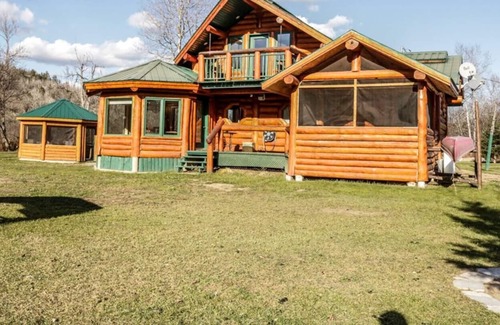 Mauricie Cabin | Rustic log cabin. *Waterfront with Spa*