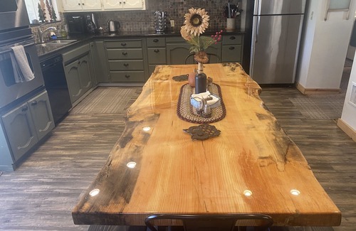 Mariposa Cabin | Rustic lower story 2 bedroom/2bath hot tub 3 minutes from town Yosemite Mariposa