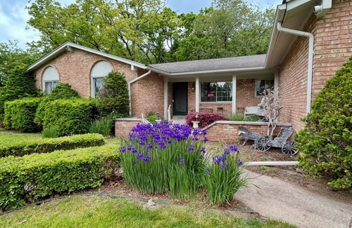 Brighton House | Rustic Luxe 4BR 2.5 Bath 1.5 Acres, in Heart of Brighton – Entire Spacious Home