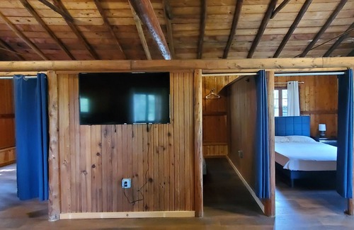 Applegate Cottage | Rustic + Luxurious 3 BR Cottage with Hot Tub and Sauna