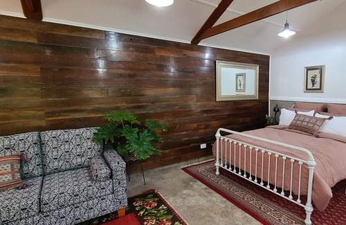 Rainbow Flat Cabin | Rustic & Luxurious Farm Stay just a short drive to beautiful beaches!