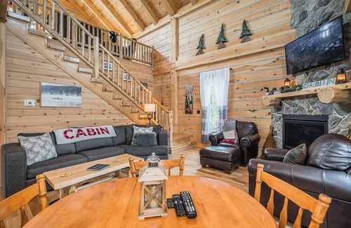 South Bruce Peninsula Cabin | Rustic Luxury: Saw N' LogzzZ Cabin Getaway