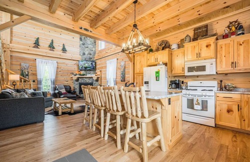 South Bruce Peninsula Cabin | Rustic Luxury: Saw N' LogzzZ Cabin Getaway