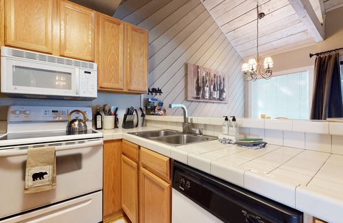 Majestic Pines Condo | Rustic Mountain Cabin, Outdoor Pool & Hot Tub On-site. Golf Course Nearby!
