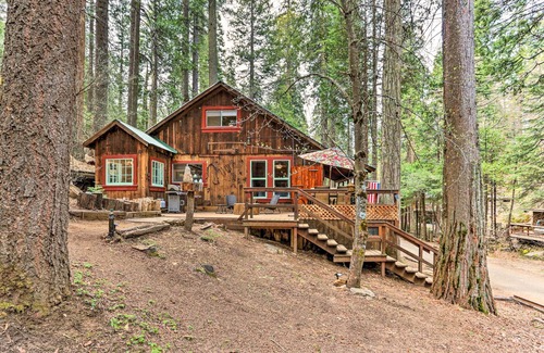 Sugar Pine Cabin | Rustic Oakhurst Cabin ~ 8 Mi to Yosemite NP!