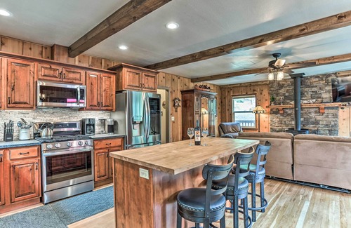 Oakhurst Cottage | Rustic Oakhurst Retreat < 4 Mi to Bass Lake!