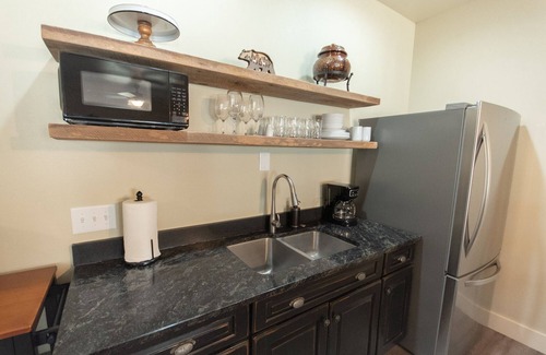 Franklin Cabin | Rustic, One Bedroom Cabin, Starlink Wi-Fi, Hot Tub, Firepit