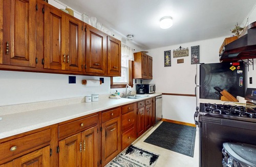 Easton House | Rustic, peaceful dog friendly home with grill, WIFI and nature all around