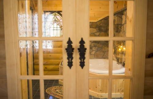 Lockwood Bed & Breakfast | Rustic Polish Jacuzzi Room in log home 11 miles from Ithaca