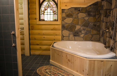Lockwood Bed & Breakfast | Rustic Polish Jacuzzi Room in log home 11 miles from Ithaca
