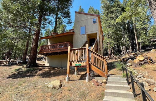 Yosemite West House | Rustic Retreat