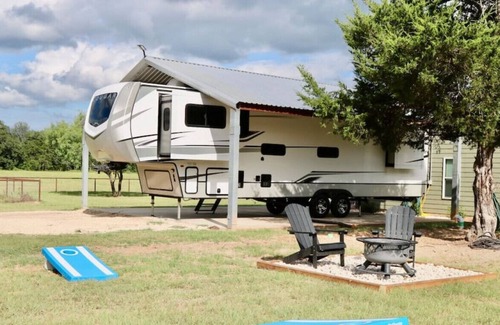 Smithville House | Rustic Ranch RV Escape