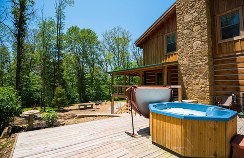 Gnaw Bone Cabin | Rustic recreation room near Nashville!