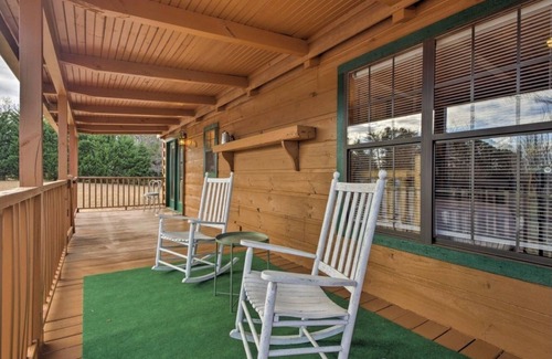 Landrum Cabin | Rustic Refuge- Cabin with Mountain Views see also VRBO #3942030 on Mount Carmeln