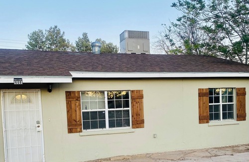 Carlsbad House | Rustic Retreat Cozy 2BR Fast Wi-Fi, Private Yard, Fully Stocked!