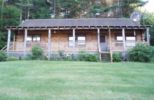 Wells House | Rustic Retreat Cozy and Pet friendly Log Cabin in the Woods.