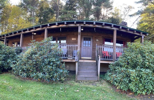 Wells House | Rustic Retreat Cozy and Pet friendly Log Cabin in the Woods.