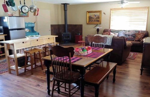 Pinetop Cottage | "Rustic Retreat" Escape To The "White Mountains" of Pinetop, Arizona