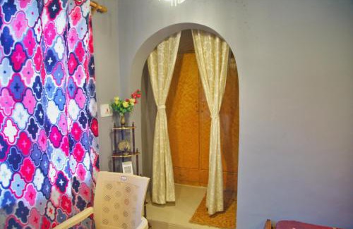 Srinagar House | Rustic Retreat Homestay Deluxe Mountain view Room