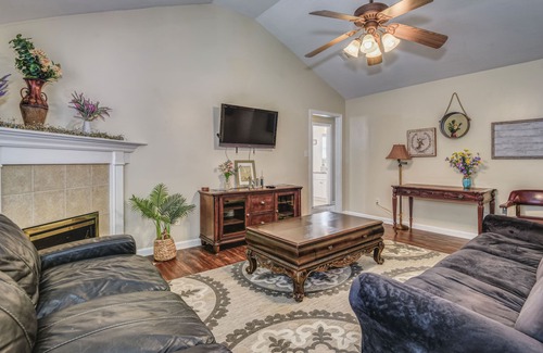 Grovetown House | Rustic Retreat with King Bed