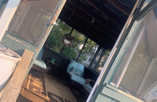Davisville Cabin | Rustic River Front cabin 5 minutes away from I77 & 10 minutes from town.