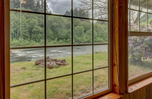 Oregon Coast Cabin | Rustic riverfront cabin near Florence