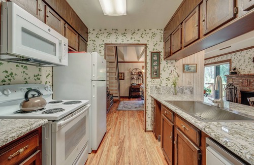 Truckee Cabin | Rustic Riverfront Truckee Cabin w/Deck & BBQ