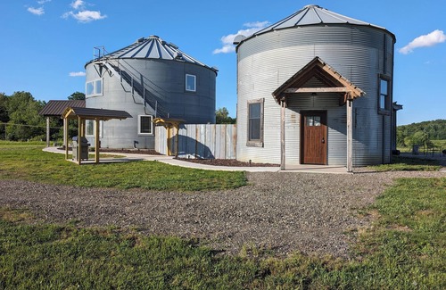 Lewistown Cabin | Rustic Silo Home, Huge Shower, Kitchen, Grill, Fire pit and Sunsets.