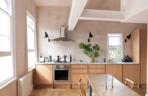North Kensington Apartment | Rustic & Spacious 2BD Flat near White City