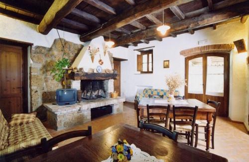 Proceno House | Rustic Stone Farmhouse in Proceno