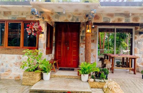 Patar House | Rustic Stone House with Beach Access