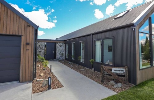 Lake Tekapo House | Rustic & Stylish with Mountain & Lake Views