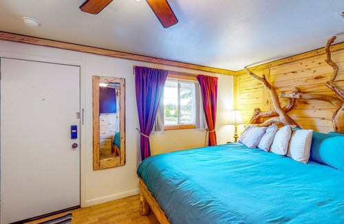 Cedaredge Cabin | Rustic suite cabin, mountain view, hot tub access