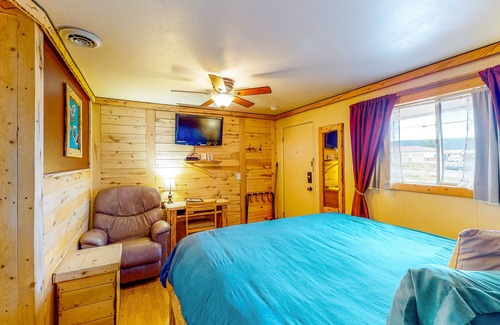 Cedaredge Cabin | Rustic suite cabin, mountain view, hot tub access