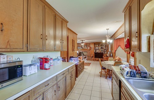 Thomasville House | Rustic Thomasville Home w/Deck: 2 Mi to Downtown!
