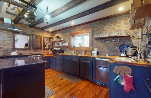 Montgomery Center House | Rustic Vermont Barn Home Near Jay Peak w/Pizza Oven