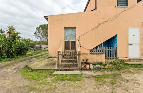 Santa Giusta Villa | Rustic Villa in Santa Giusta with Garden