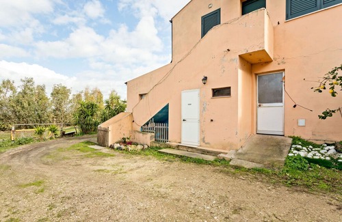 Santa Giusta Villa | Rustic Villa in Santa Giusta with Garden