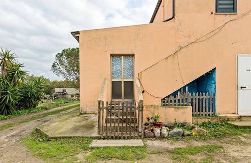 Santa Giusta Villa | Rustic Villa in Santa Giusta with Garden